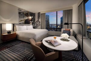 Panoramic Corner King - Brooklyn Bridge View - High Floor | 1 bedroom, premium bedding, pillowtop beds, in-room safe