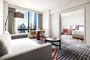 Familie suite, 1 kingsize bed met slaapbank, uitzicht op rivier | Woonruimte | Een 55-inch ledtelevisie met kabelzenders, filmpremières en betaalfilms