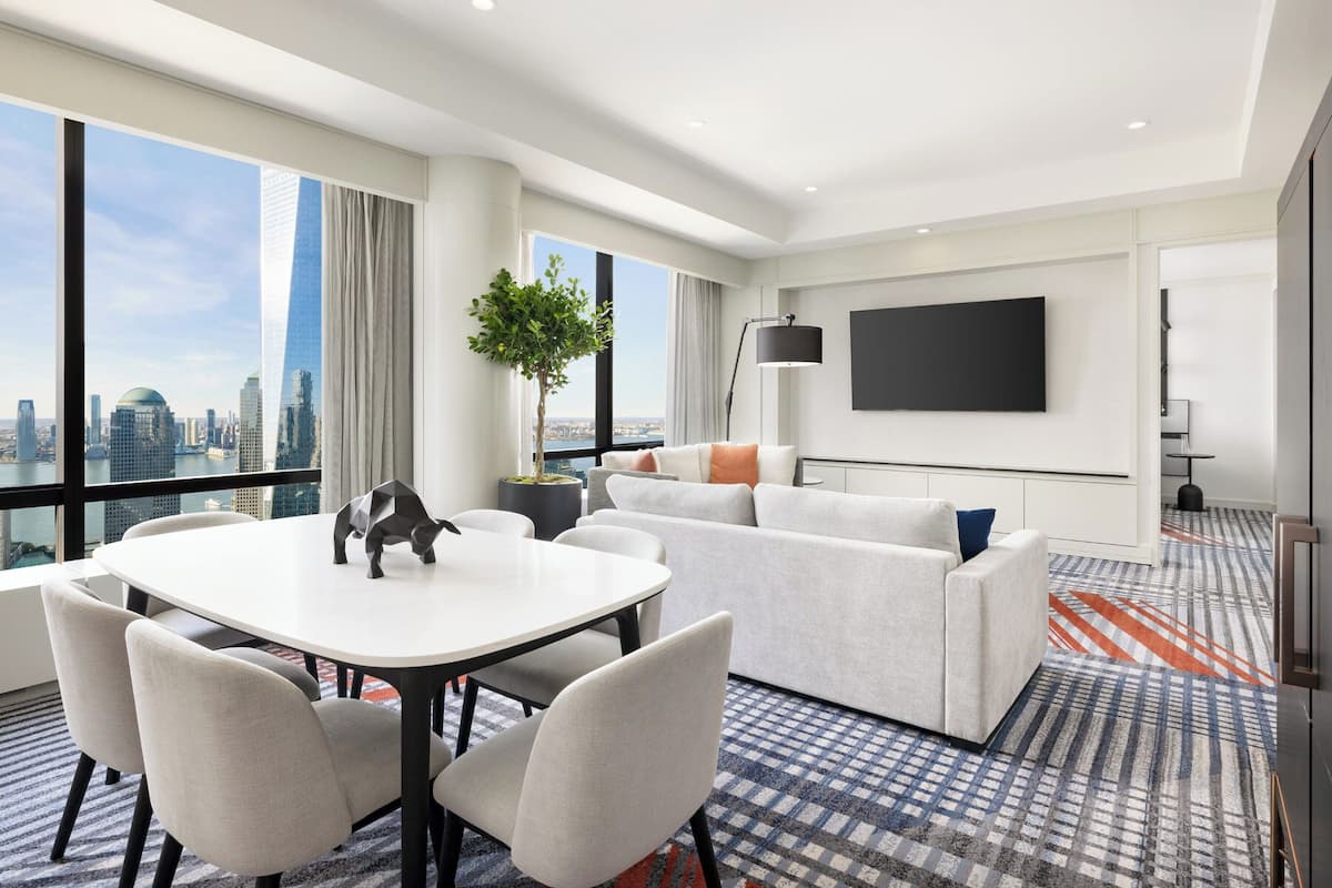 Suite panorámica, 1 habitación, vista al puerto | Área de sala de estar | Televisión LED, películas de estreno y películas con cargo