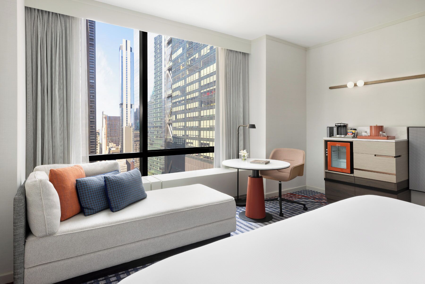 Deluxe-Zimmer, 1 King-Bett, Stadtblick, Eckzimmer | Hochwertige Bettwaren, Pillowtop-Betten, Zimmersafe, Schreibtisch