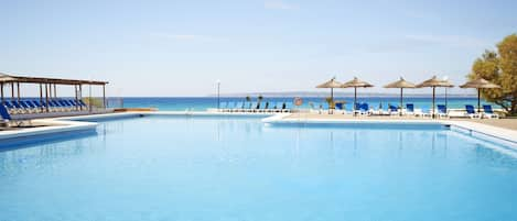 2 piscines extérieures, parasols de plage, chaises longues