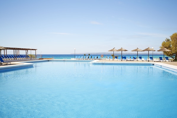 2 piscines extérieures, parasols de plage, chaises longues