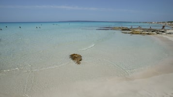Am Strand, weißer Sandstrand, Sporttauchen, Schnorcheln