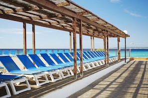 2 piscines extérieures, parasols de plage, chaises longues