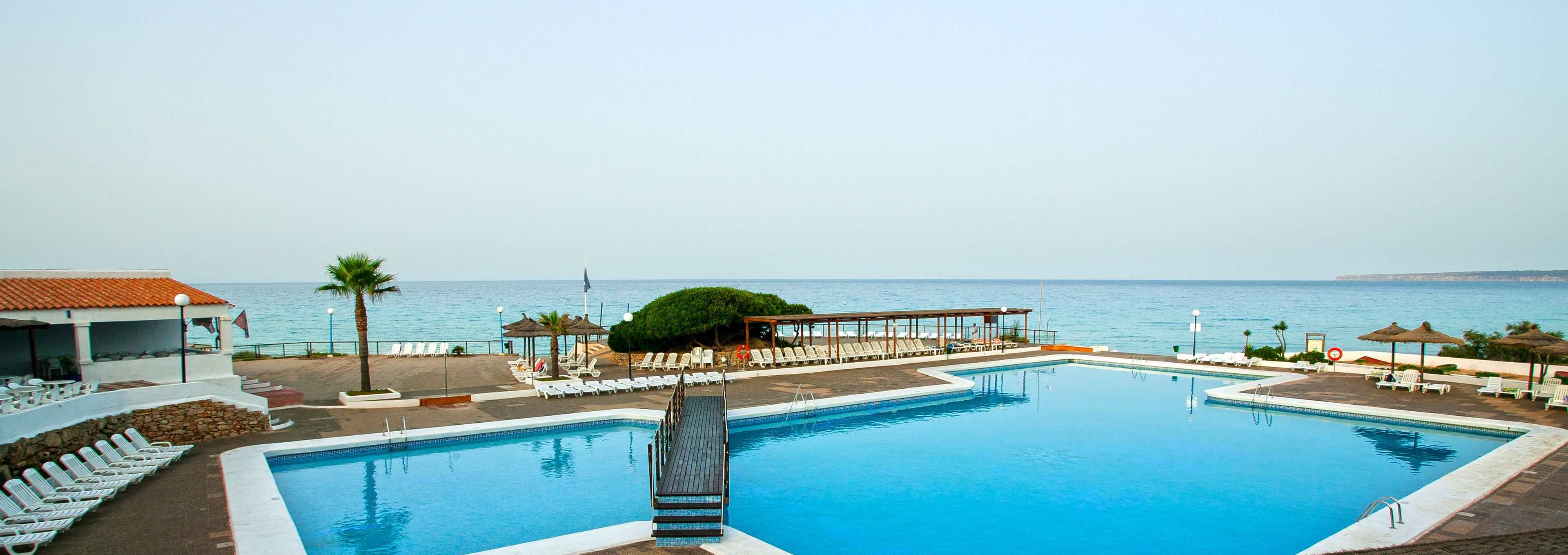 2 piscines extérieures, parasols de plage, chaises longues