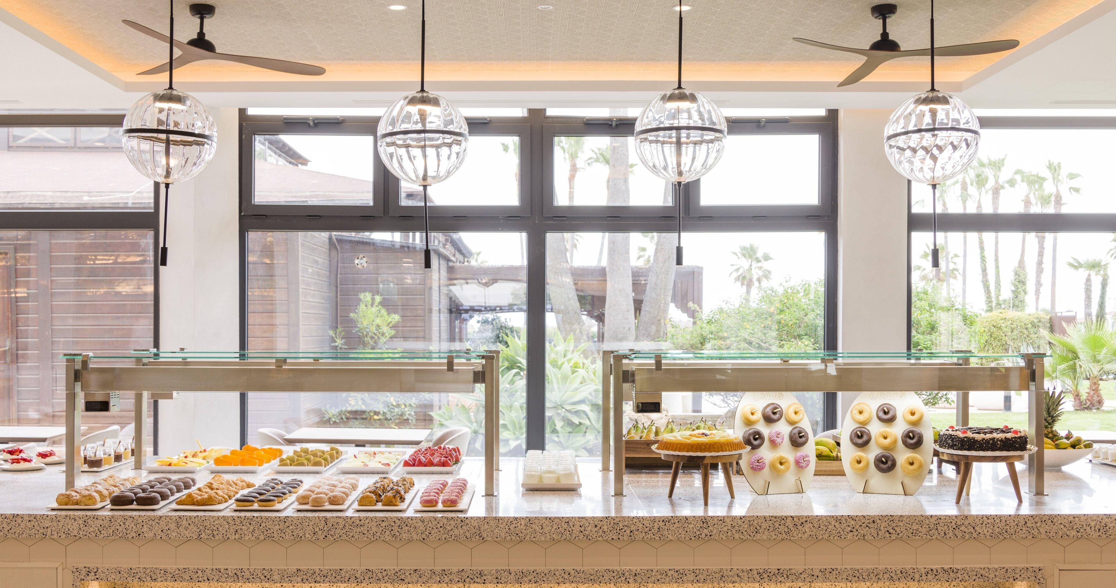 Petit déjeuner complet servi tous les jours en supplément
