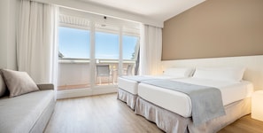 Habitación doble, vista al mar | Minibar, caja de seguridad en la habitación y escritorio