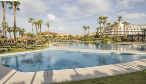 Seasonal outdoor pool, free cabanas, pool umbrellas