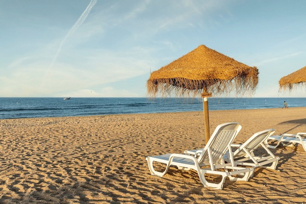 En la playa, arena blanca