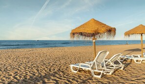 On the beach, white sand - Hotel ILUNION Islantilla (Islantilla)
