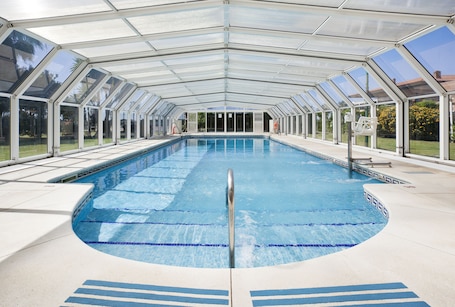 Una piscina al aire libre de temporada, camas de piscina gratis