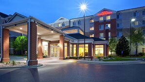A hotel entrance with a clear canopy, a visible sign for Hilton Garden Inn, and a well-lit driveway. - Hilton Garden Inn Minneapolis/Bloomington (Bloomington)