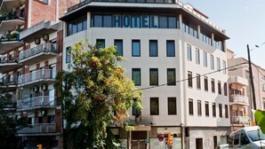 Un hotel de diseño moderno, con varios balcones y un llamativo letrero 'HOTEL' en la fachada.