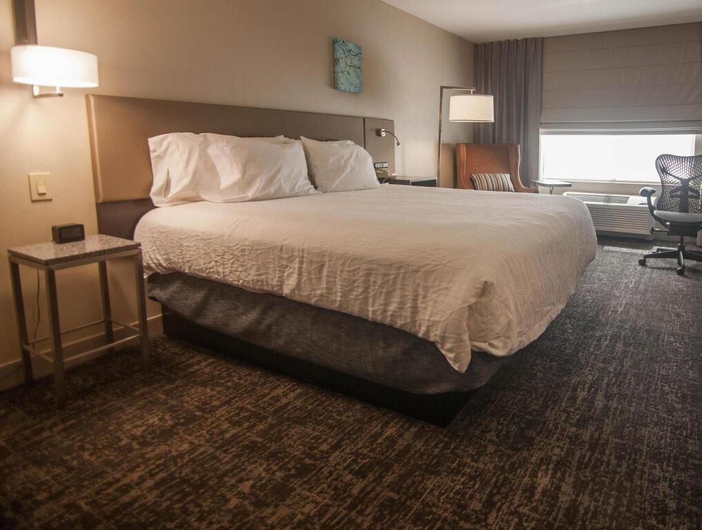 Hypo-allergenic bedding, down duvets, in-room safe, desk