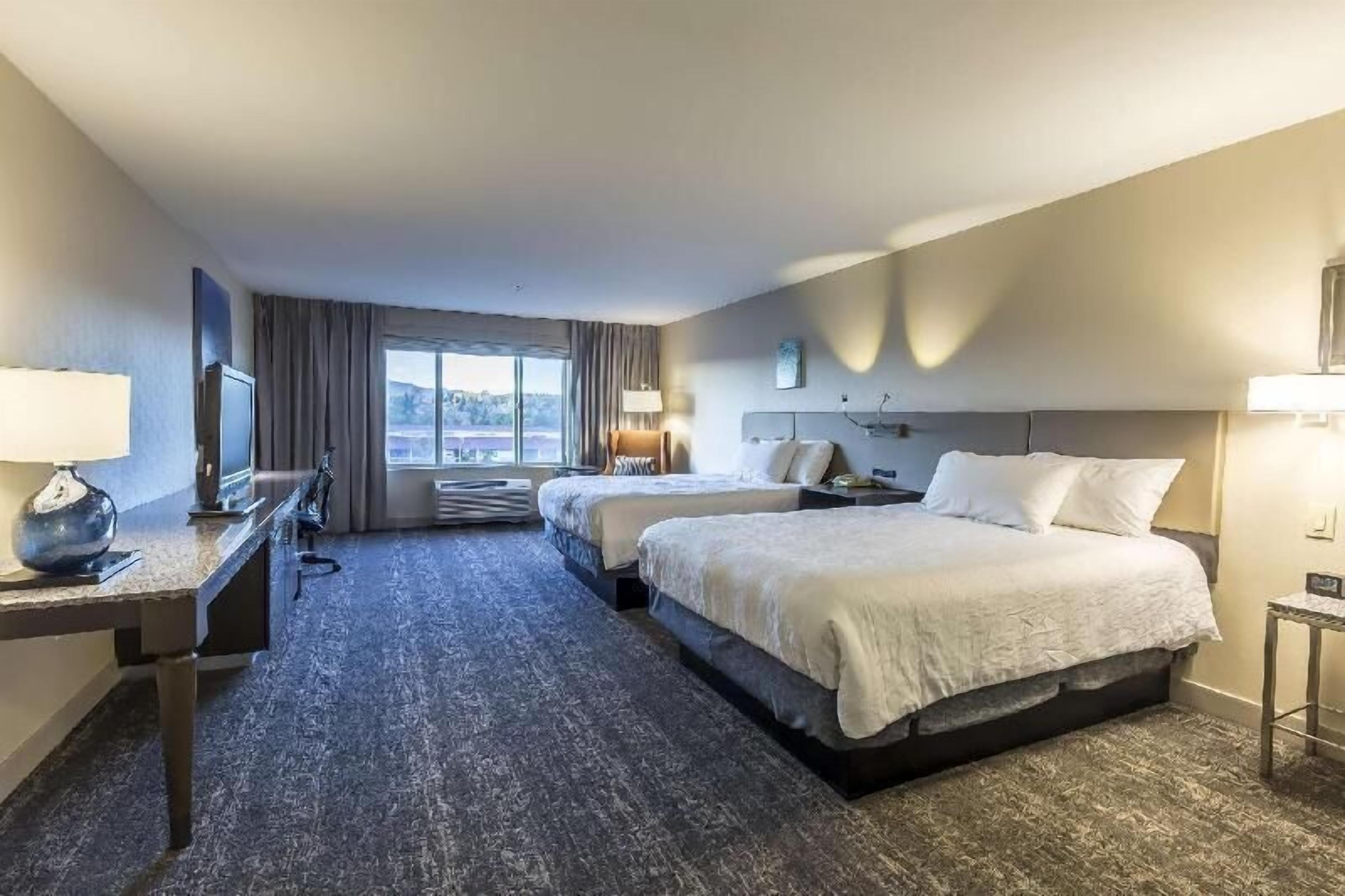 Hypo-allergenic bedding, down duvets, in-room safe, desk