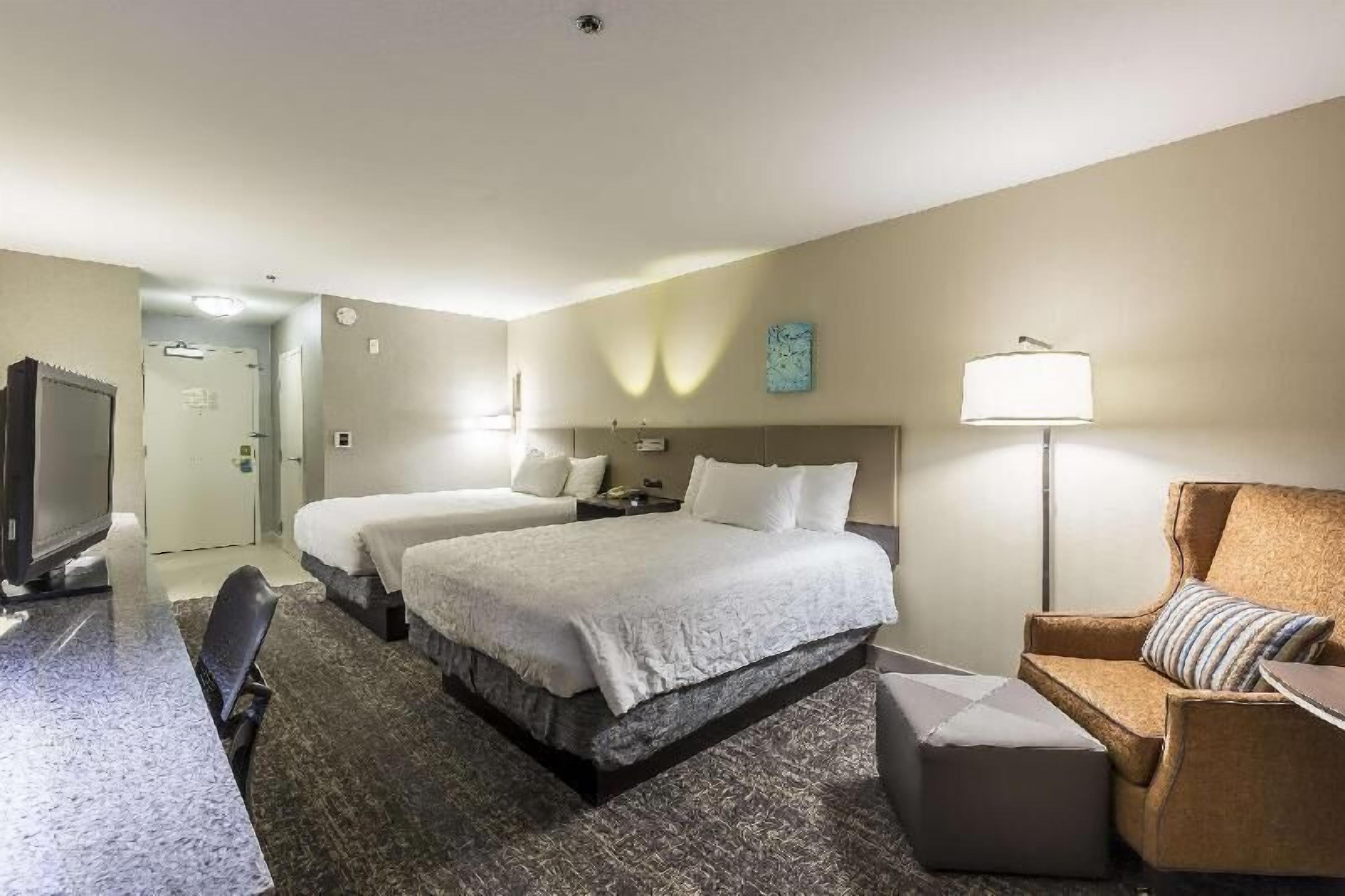 Hypo-allergenic bedding, down duvets, in-room safe, desk