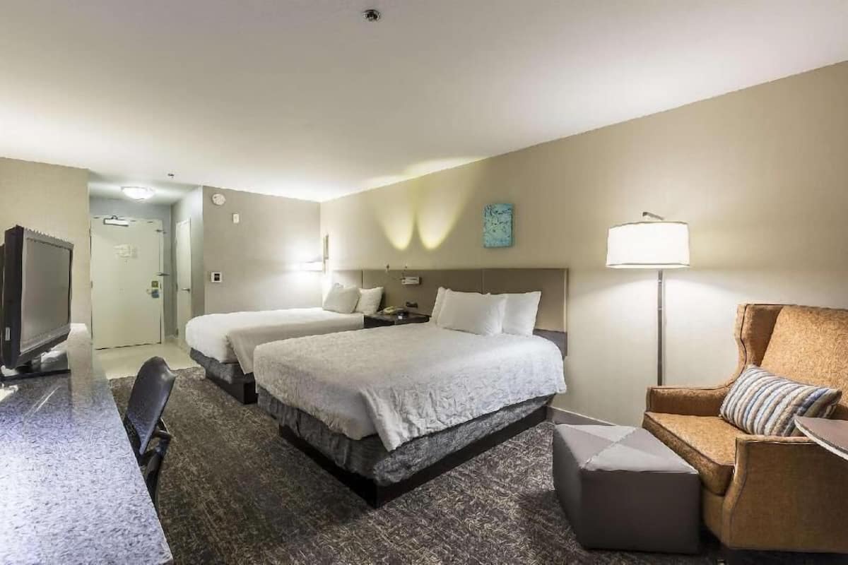 Hypo-allergenic bedding, down duvets, in-room safe, desk