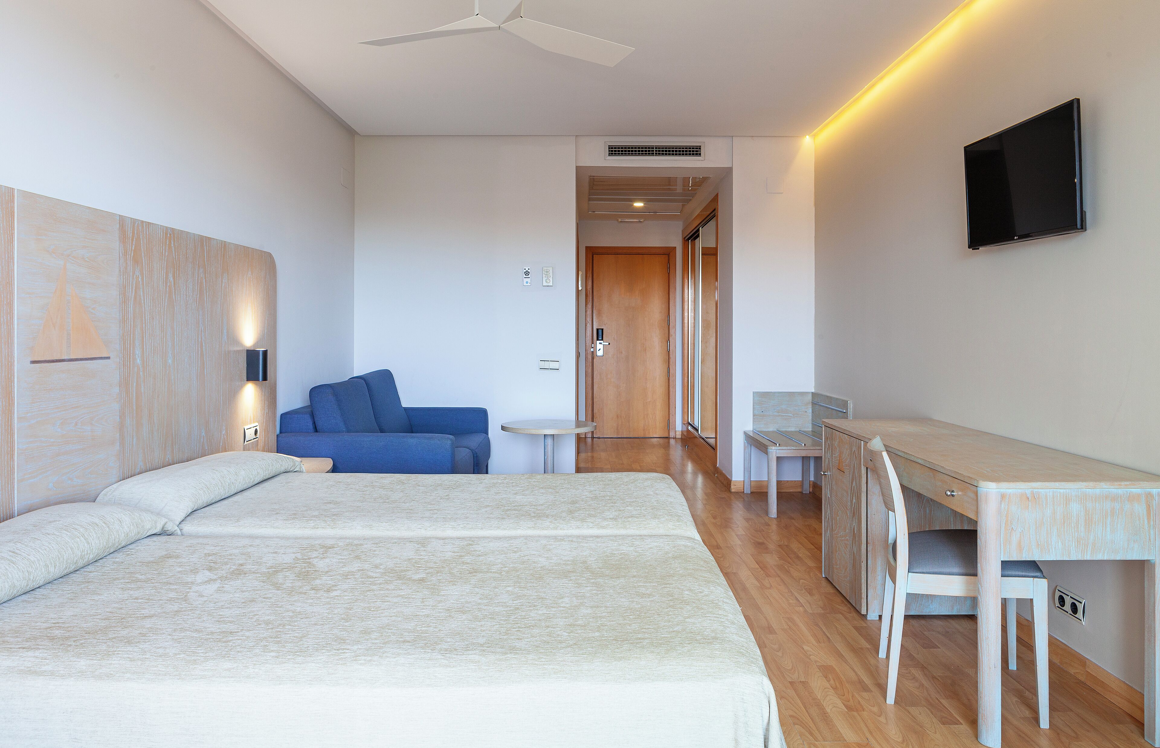 Doble vista calle 1 adulto | In-room safe, individually furnished, desk, blackout drapes