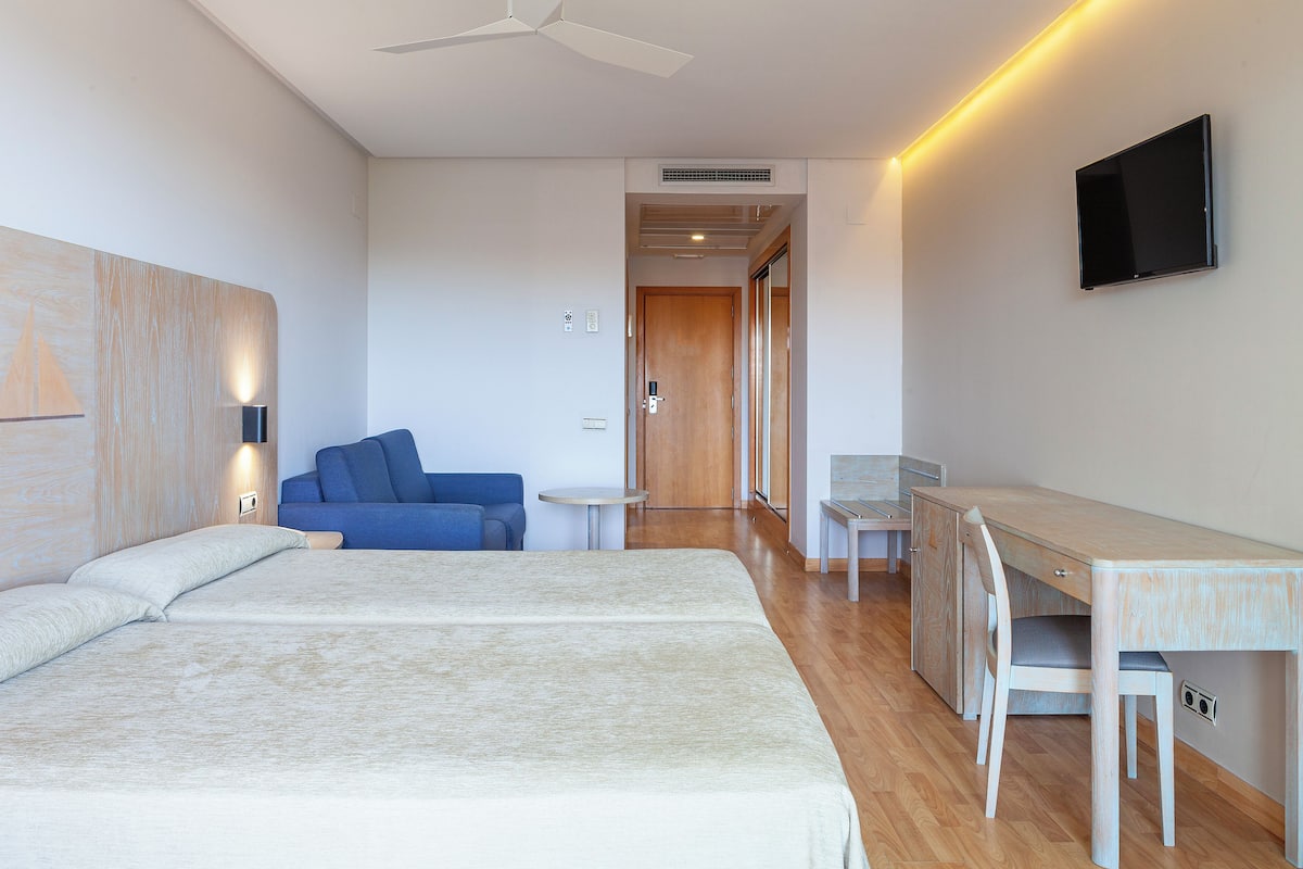 Chambre Standard Double ou avec lits jumeaux, vue ville | Coffres-forts dans les chambres, ameublement personnalisé, bureau