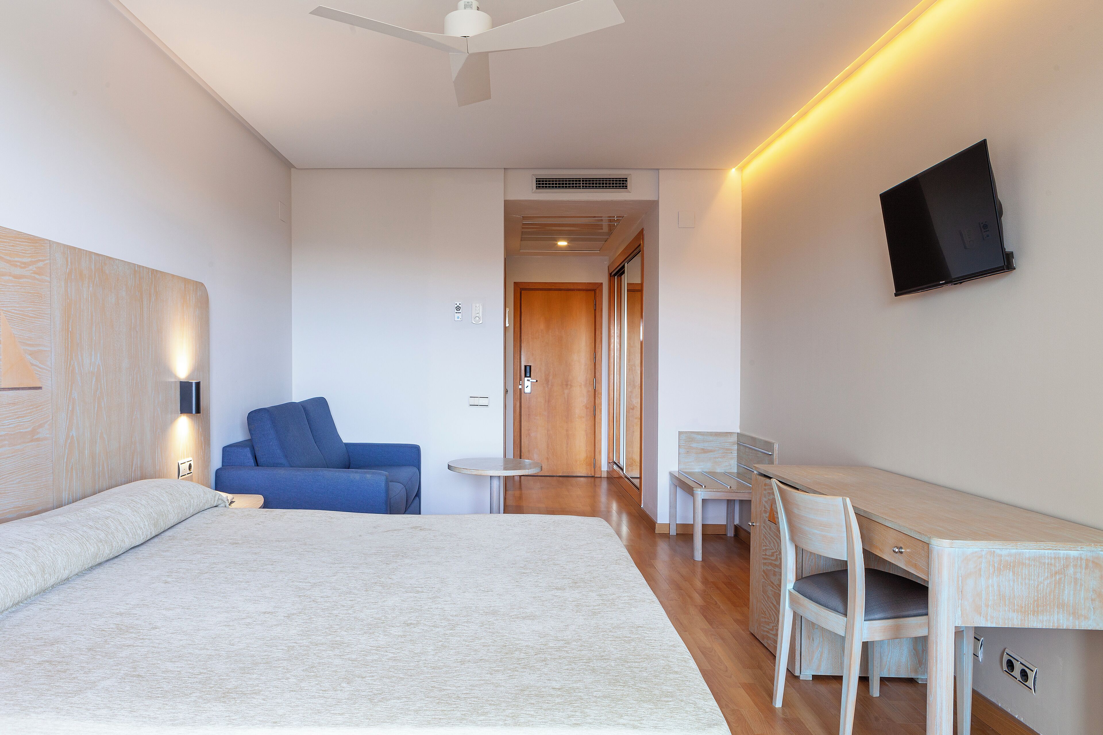 Doble vista calle 2 adultos | In-room safe, individually furnished, desk, blackout drapes