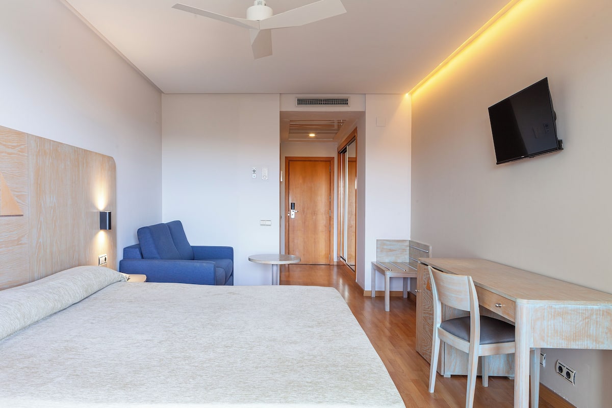 Chambre Standard Double ou avec lits jumeaux, vue ville | Coffres-forts dans les chambres, ameublement personnalisé, bureau