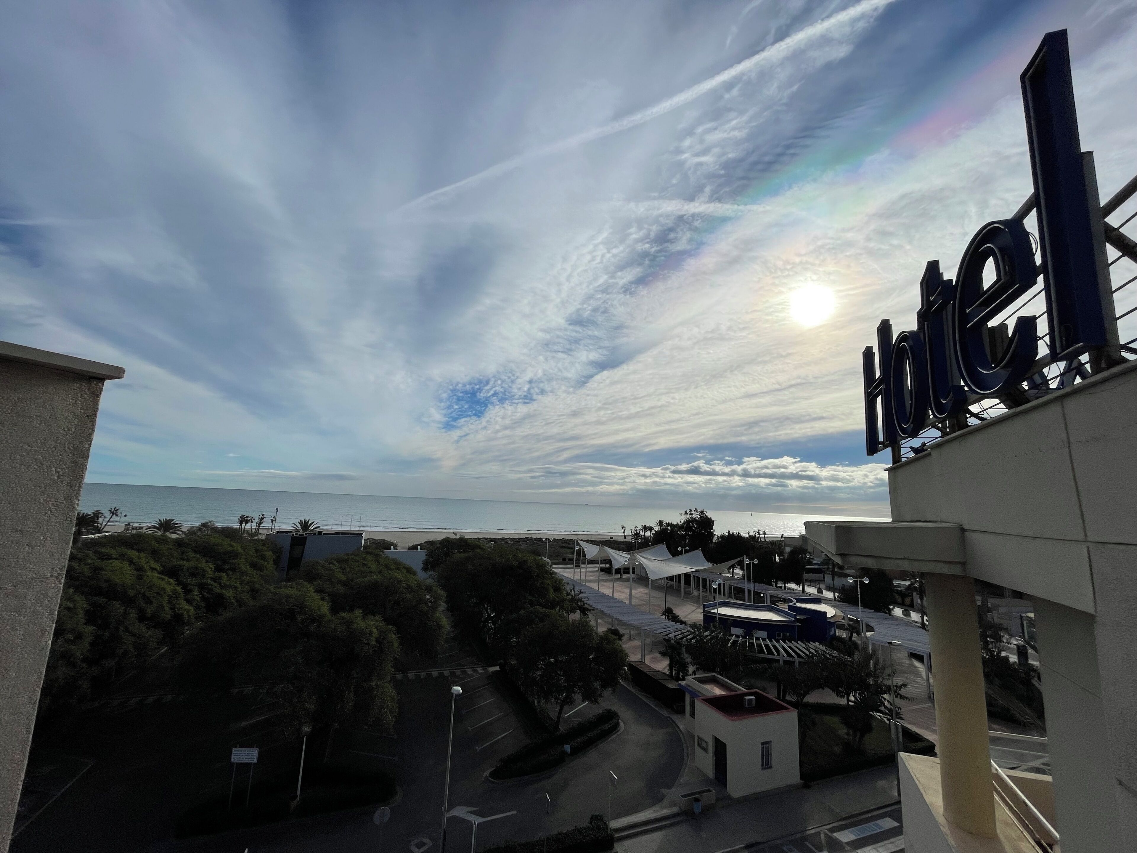 Un hôtel avec vue sur la mer et un ciel dégagé.