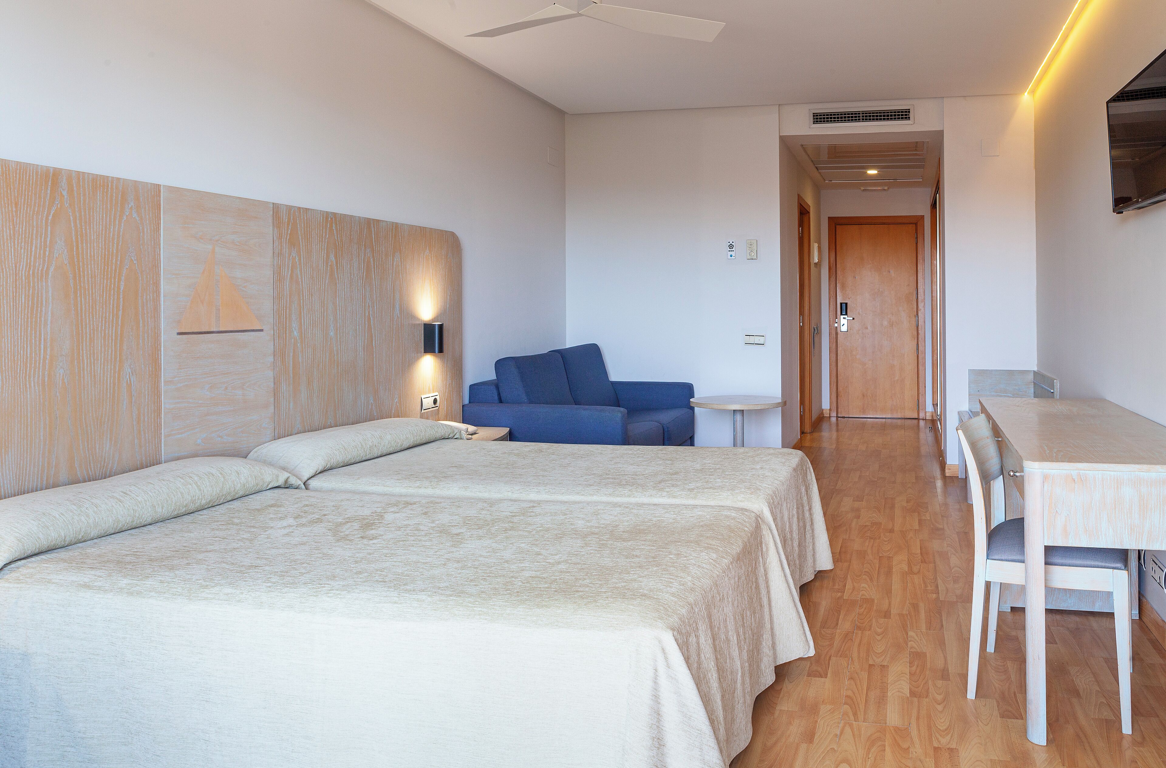 Doble vista calle 1 adulto + 1 niño | In-room safe, individually furnished, desk, blackout drapes