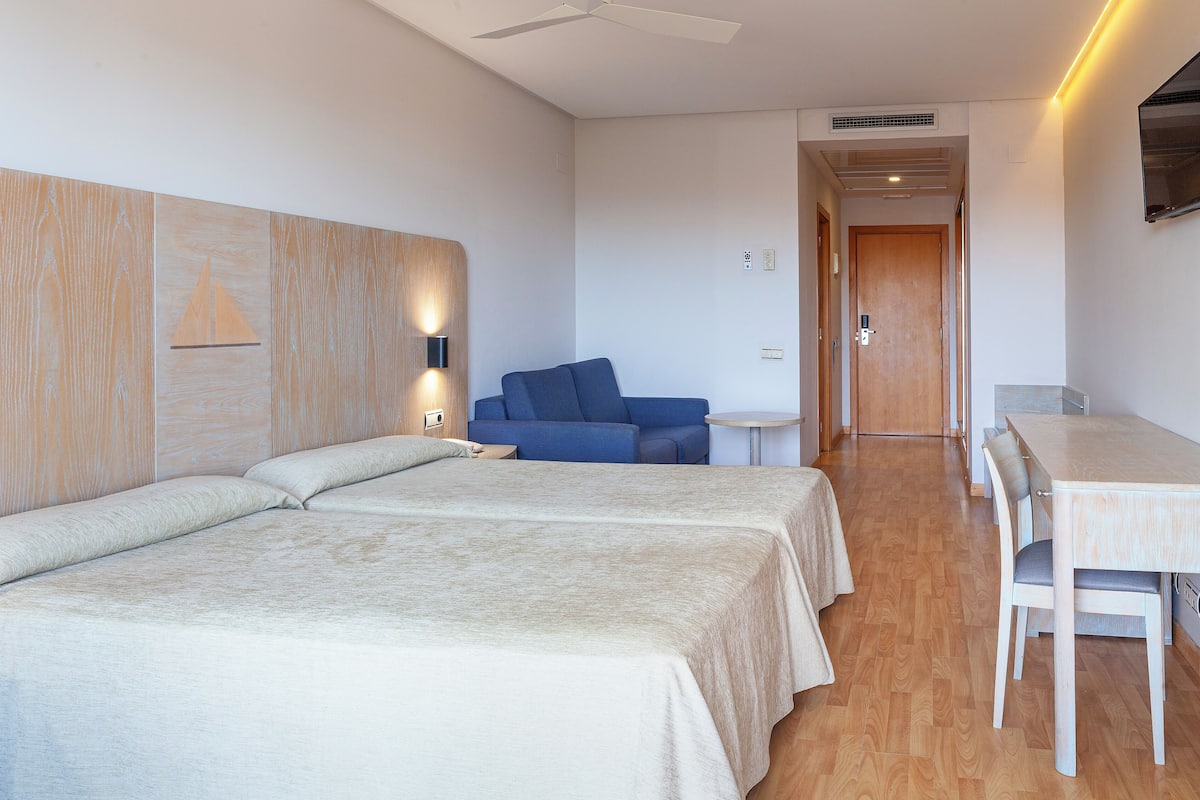 Chambre Standard Double ou avec lits jumeaux, vue ville | Coffres-forts dans les chambres, ameublement personnalisé, bureau