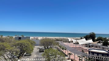 Ubicación a pie de playa y arena blanca