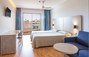 Doble vista jardín 1 adulto + 1 niño | Safe på rommet, individuelt innredet, skrivebord og blendingsgardiner