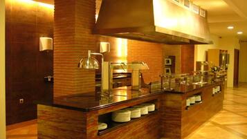 Petit déjeuner buffet (14 EUR par personne)