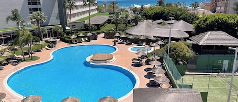 Piscina a l'aire lliure de temporada i gandules