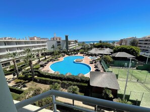 Un complexe hôtelier doté d’une piscine centrale, de plusieurs espaces de détente et offrant une vue sur la mer.