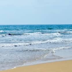 Na praia, areia branca