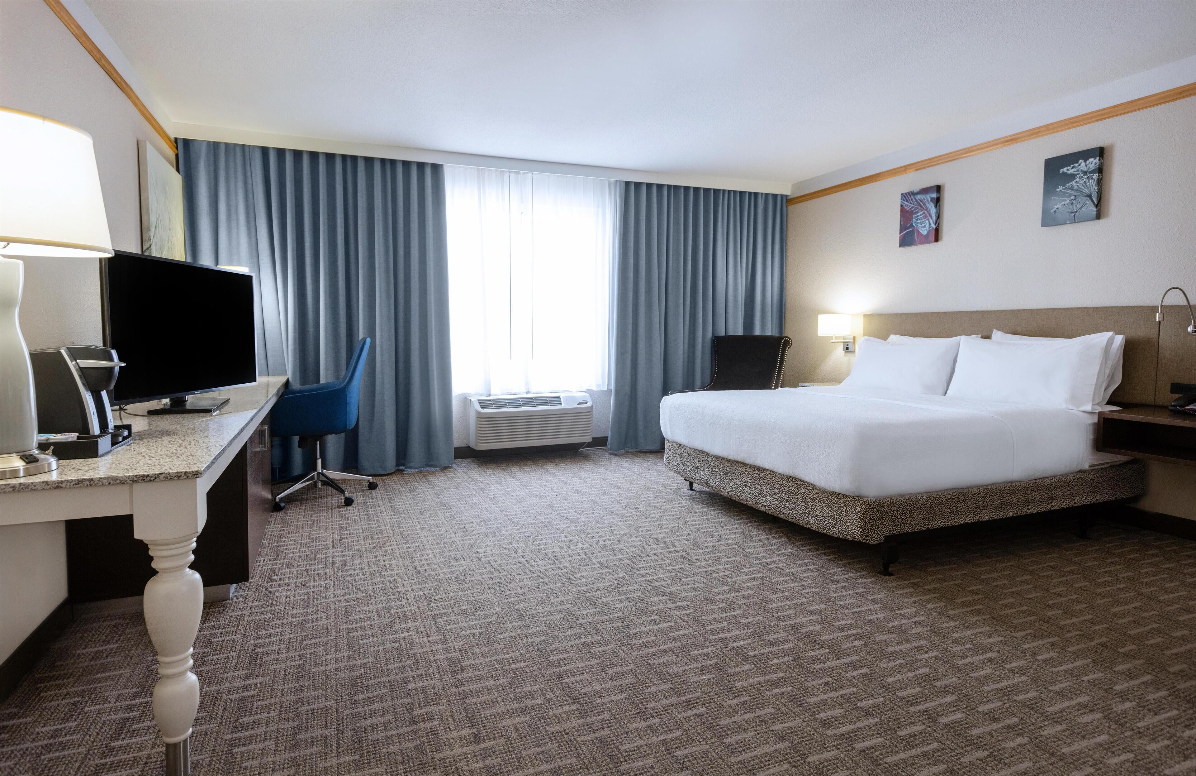 책상, 암막 커튼, 다리미/다리미판, 유아용 침대