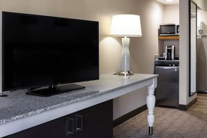 Escriptori, cortines opaques, planxa i posts de planxar i bressols 