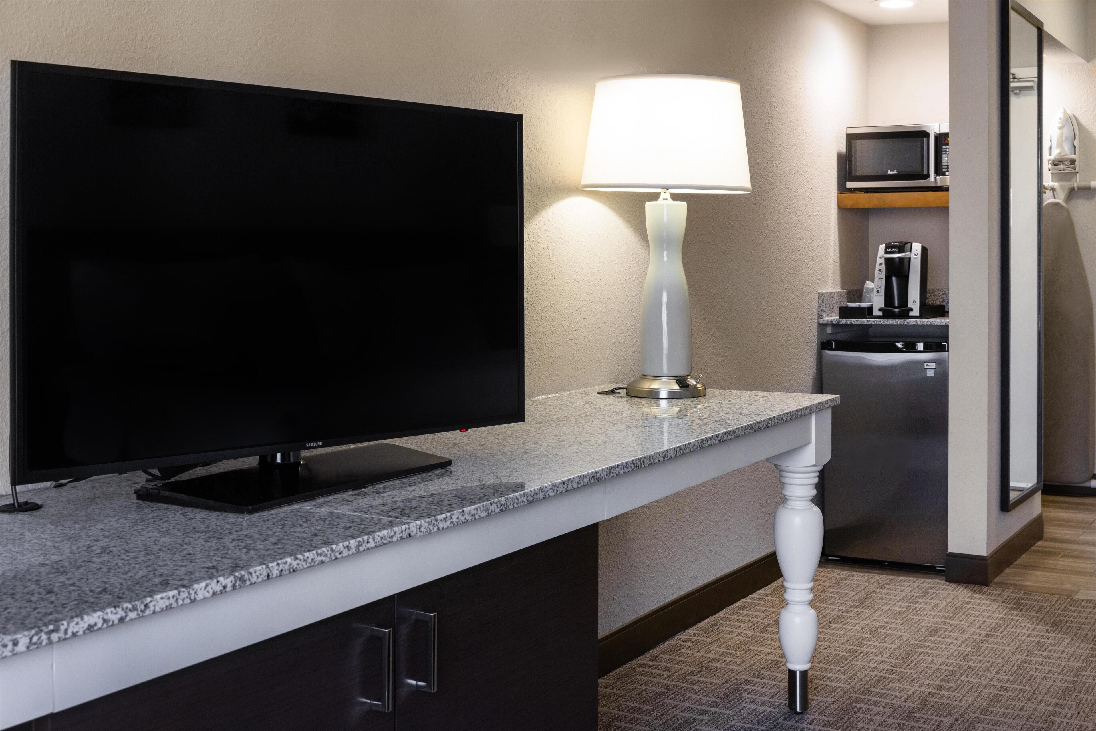 Bureau, rideaux d’obscurcissement, fer et planche à repasser