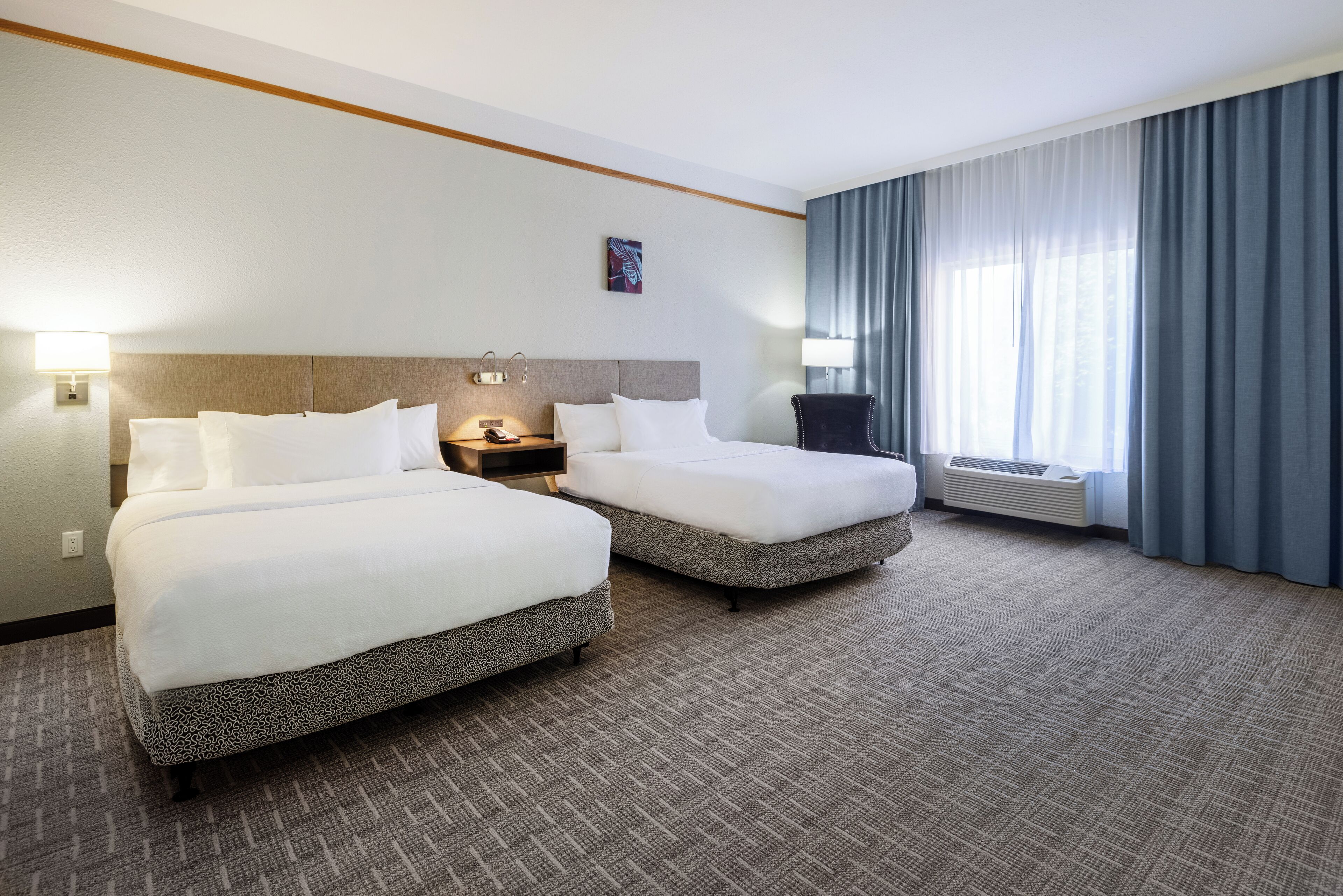 Rom, 2 queensize-senger, tilgjengelighetstilpasset, badekar | Skrivebord, blendingsgardiner, strykejern/-brett og barnesenger