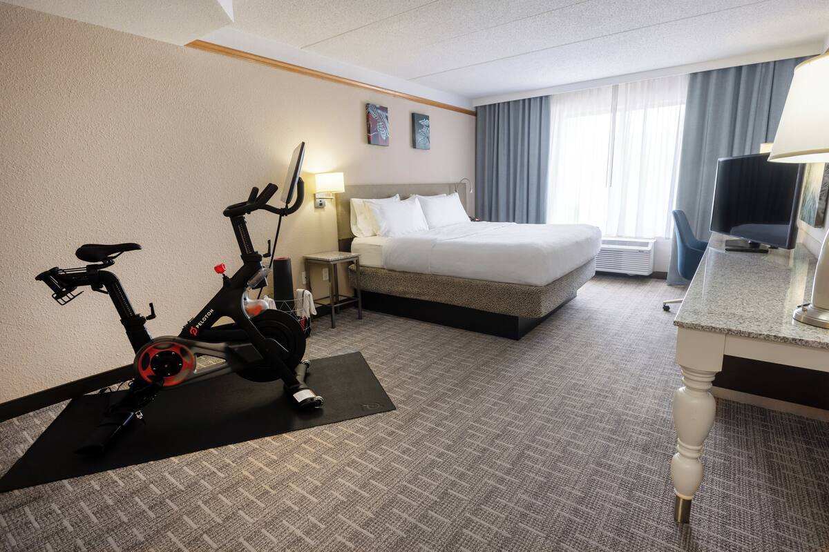 Kamar, 1 Tempat Tidur King (Peloton Bike) | Meja kerja, tirai kedap cahaya, dan setrika/meja setrika