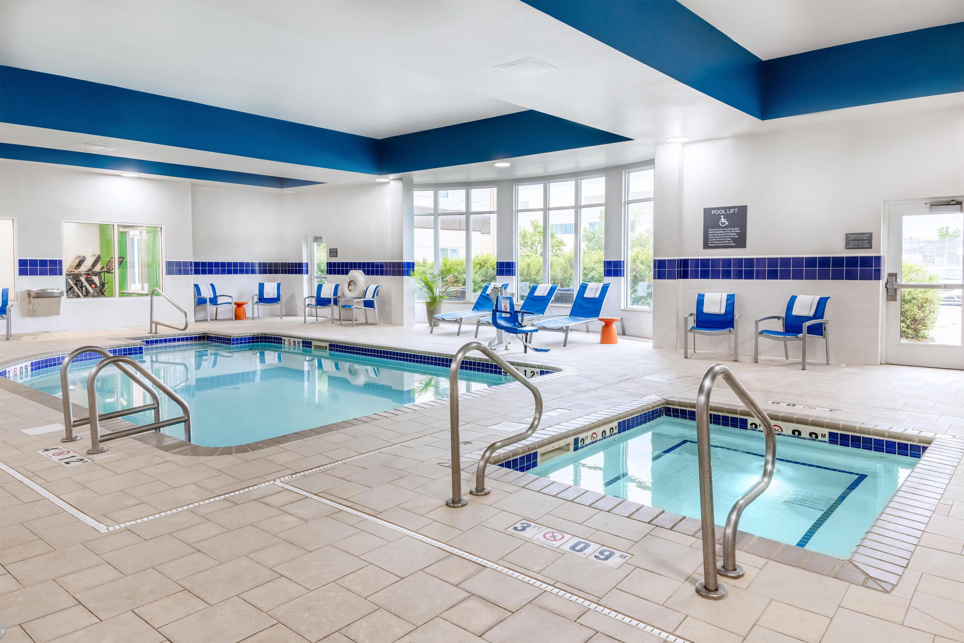 書桌、遮光窗簾/窗簾、熨斗/熨衫板、嬰兒床 (收費)