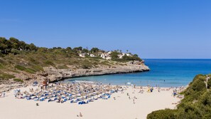 On the beach, white sand - Insotel Cala Mandía All Inclusive Resort & Spa (Manacor)