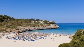 En la playa, arena blanca