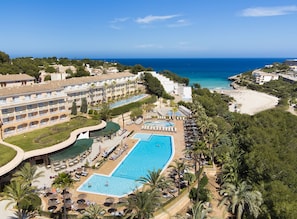 4 outdoor pools, pool umbrellas