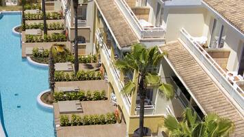 4 piscines extérieures, parasols de plage