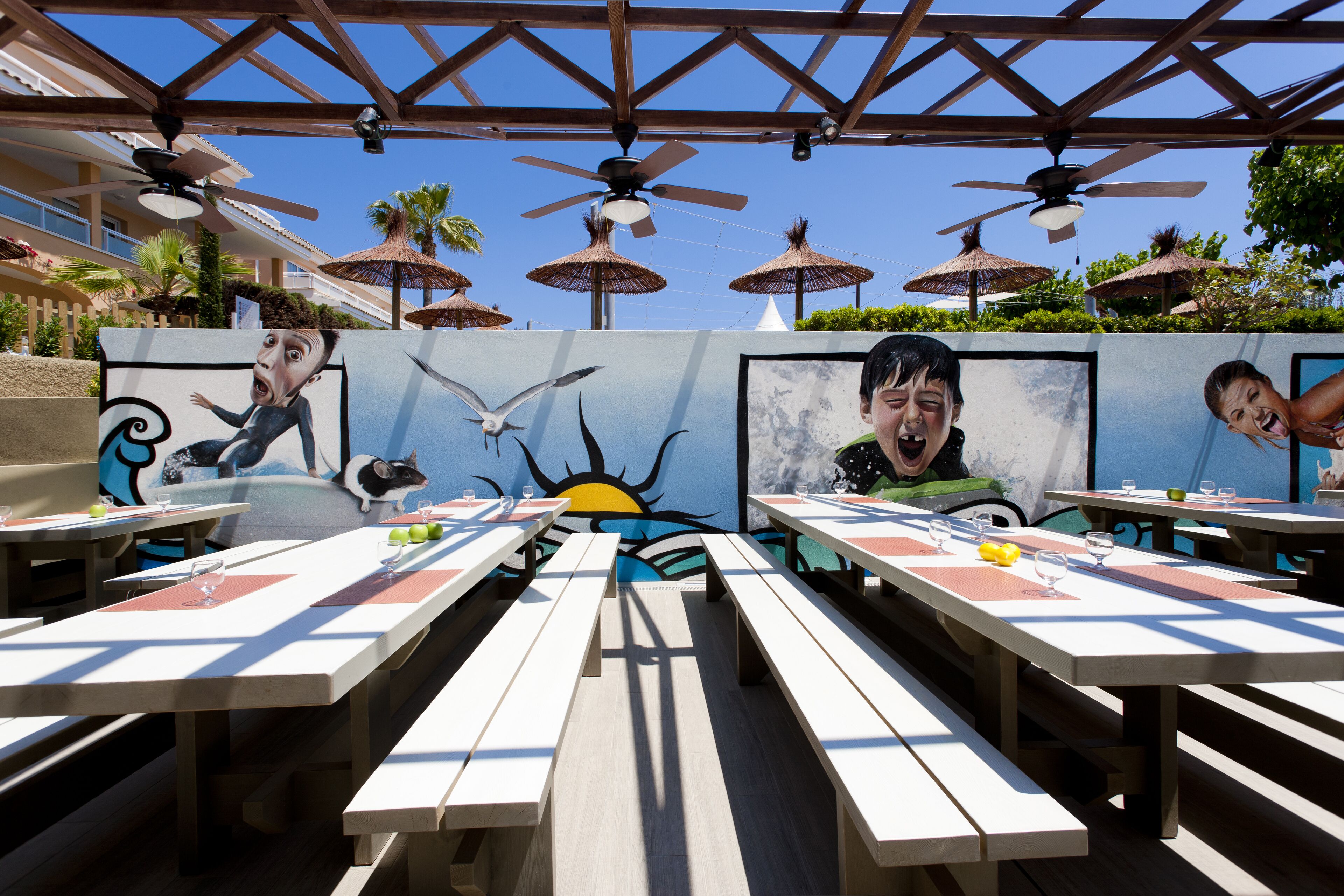 5 restaurants, breakfast, lunch, dinner served; international cuisine