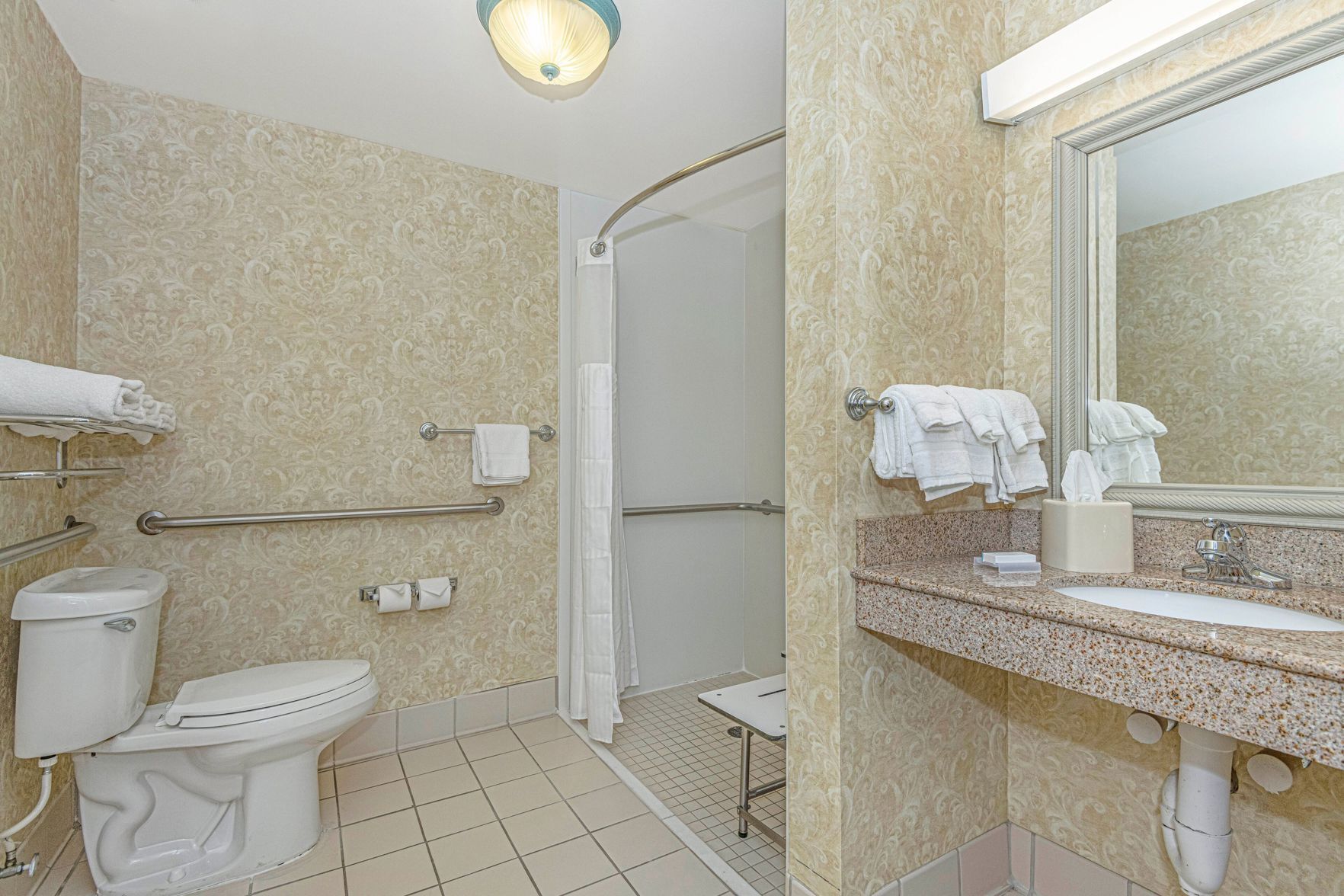 Baño | Amenidades de baño gratuitas, secadora de cabello, batas, toallas 
