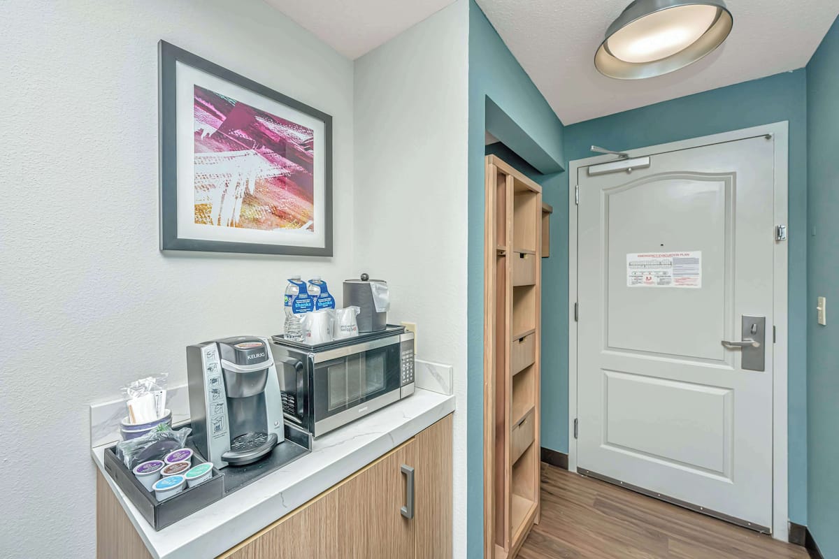 1 bedroom, premium bedding, in-room safe, desk