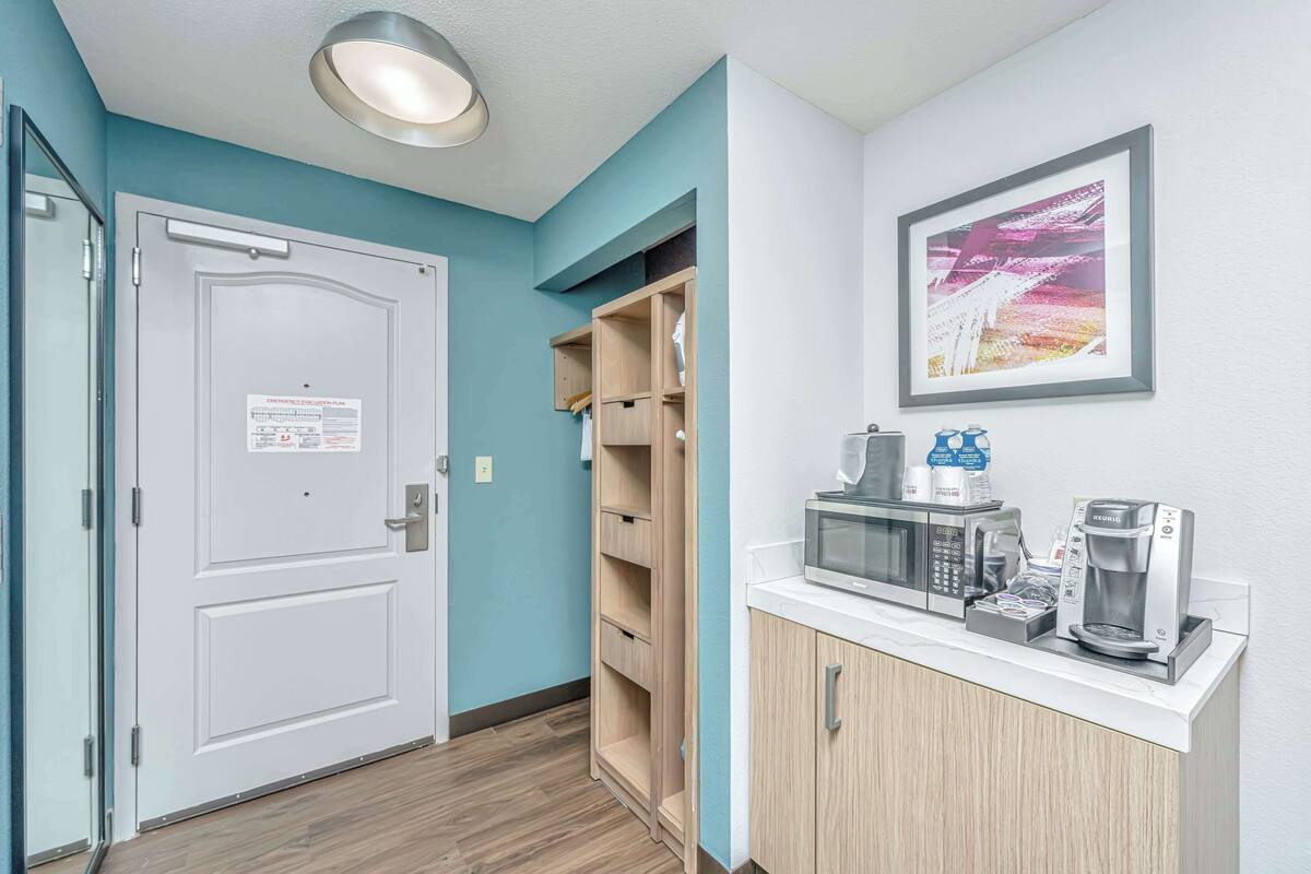 room, 1 king bed, accessible | 1 bedroom, premium bedding, in-room safe, desk