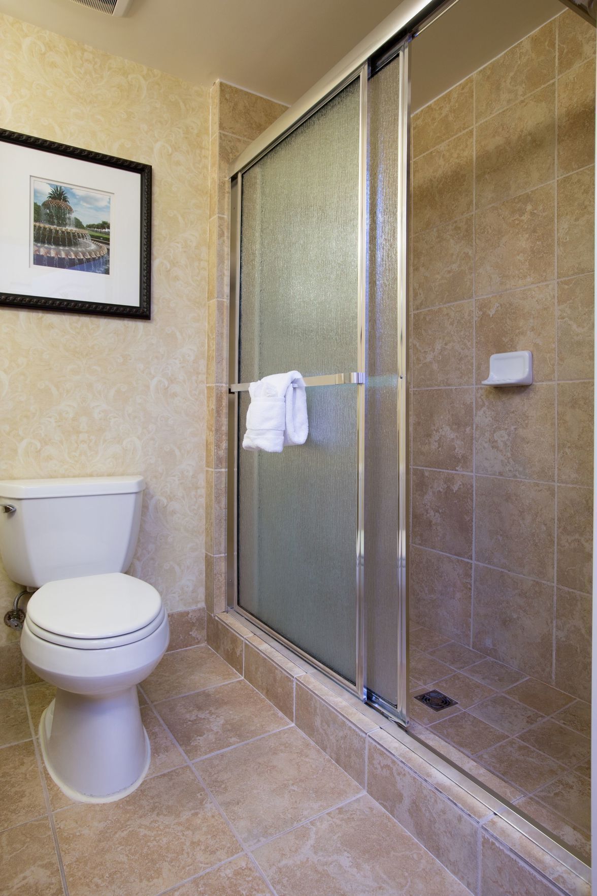 Baño | Amenidades de baño gratuitas, secadora de cabello, batas, toallas 