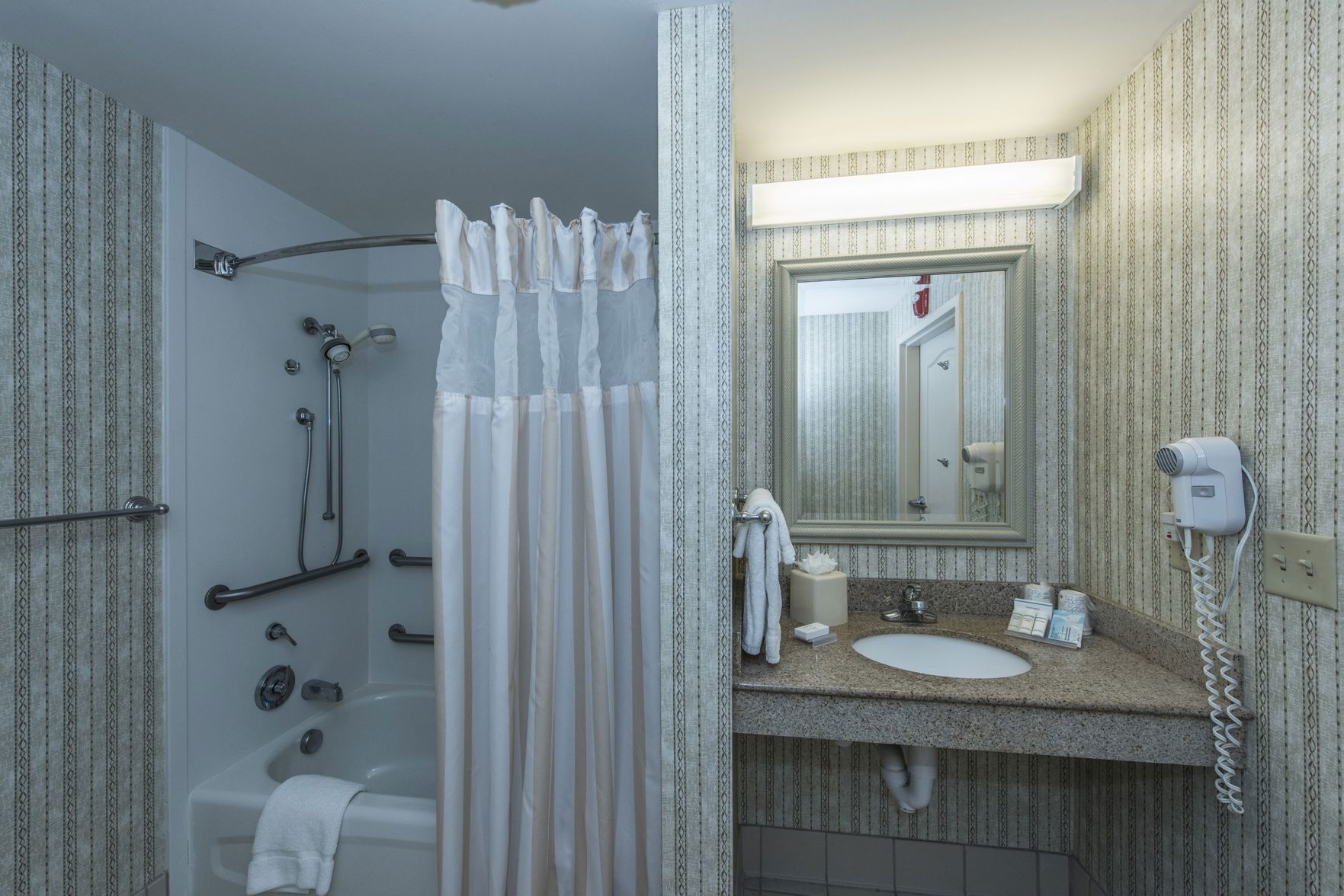 Baño | Amenidades de baño gratuitas, secadora de cabello, batas, toallas 
